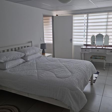 12 On Vaal Drive Guesthouse Vanderbijlpark Eksteriør billede