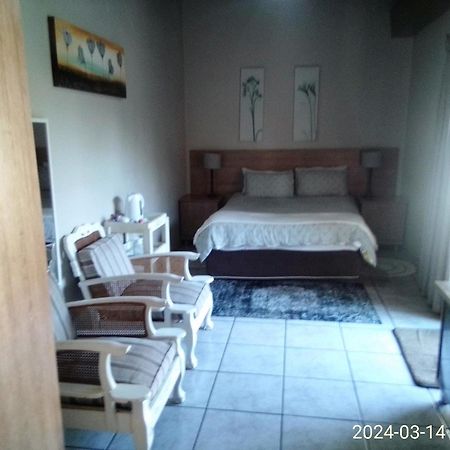 12 On Vaal Drive Guesthouse Vanderbijlpark Eksteriør billede