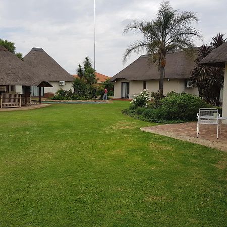 12 On Vaal Drive Guesthouse Vanderbijlpark Eksteriør billede
