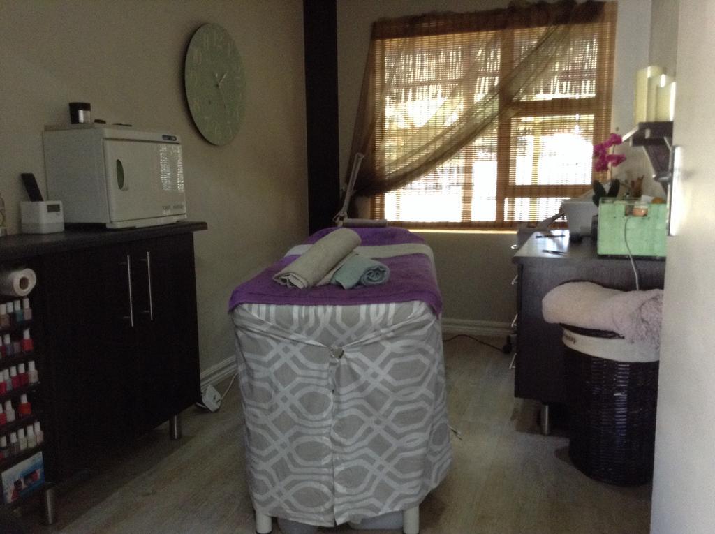 12 On Vaal Drive Guesthouse Vanderbijlpark Eksteriør billede