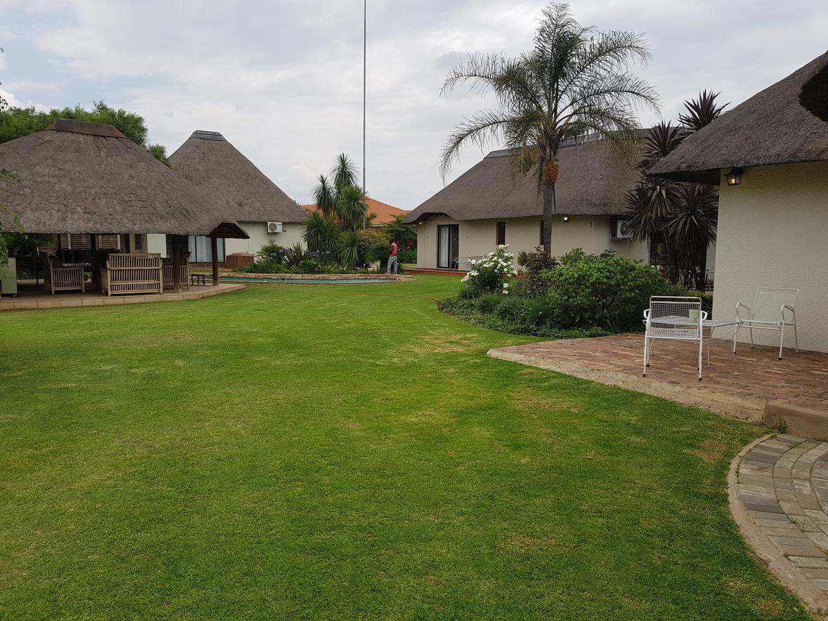 12 On Vaal Drive Guesthouse Vanderbijlpark Eksteriør billede