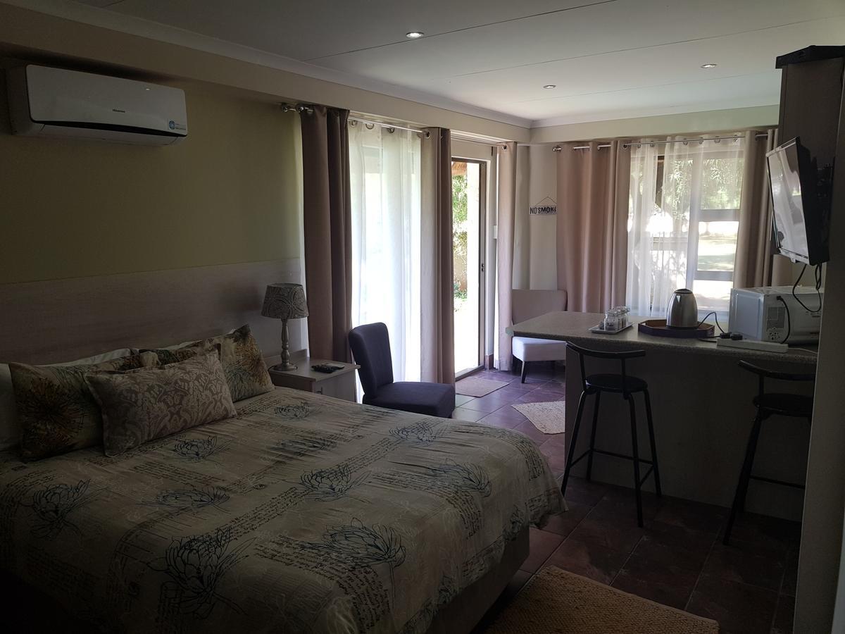 12 On Vaal Drive Guesthouse Vanderbijlpark Eksteriør billede