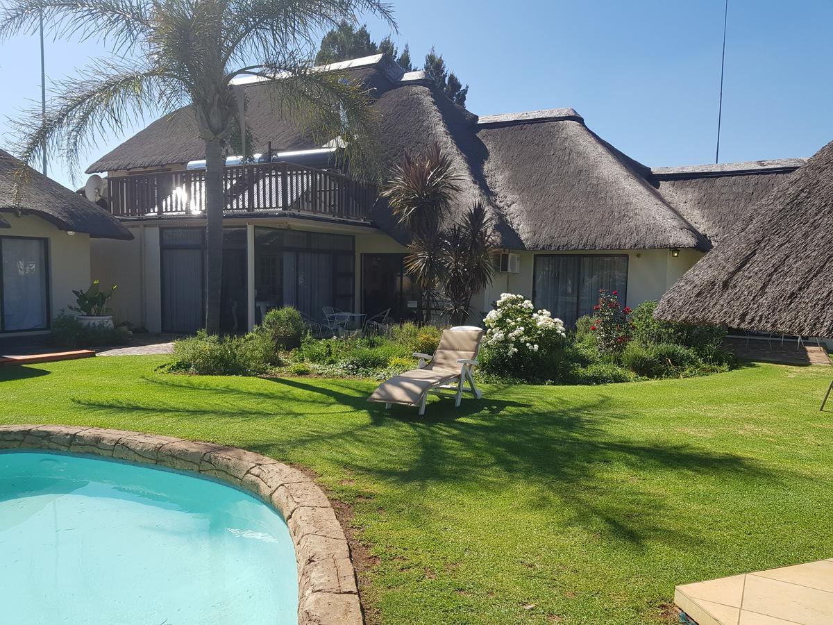 12 On Vaal Drive Guesthouse Vanderbijlpark Eksteriør billede