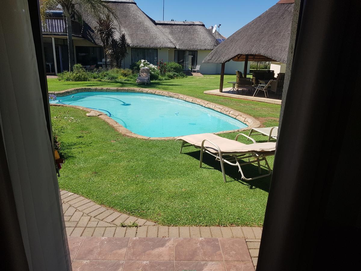 12 On Vaal Drive Guesthouse Vanderbijlpark Eksteriør billede