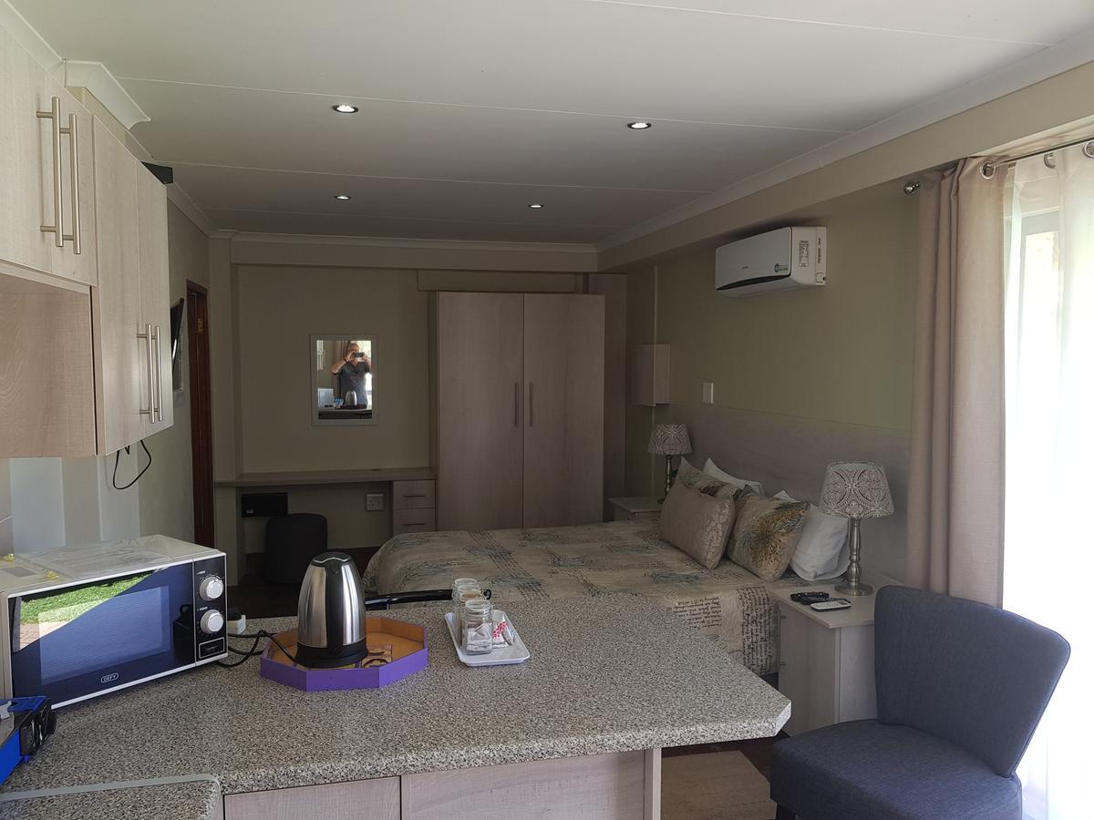 12 On Vaal Drive Guesthouse Vanderbijlpark Eksteriør billede