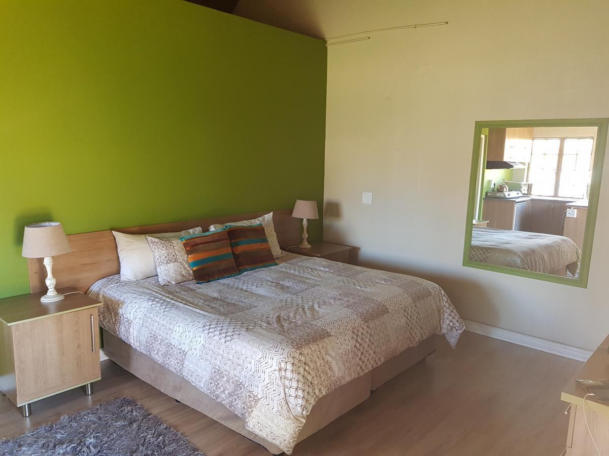 12 On Vaal Drive Guesthouse Vanderbijlpark Eksteriør billede