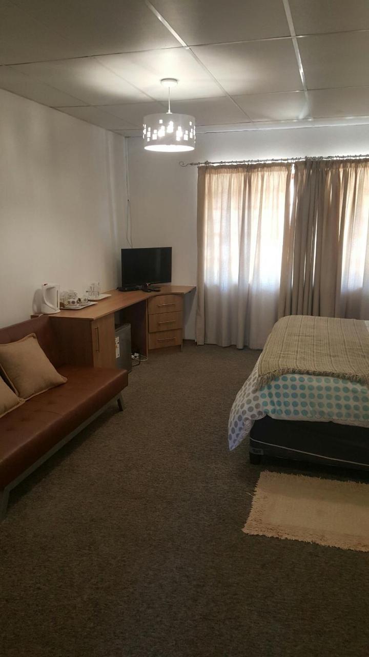 12 On Vaal Drive Guesthouse Vanderbijlpark Eksteriør billede