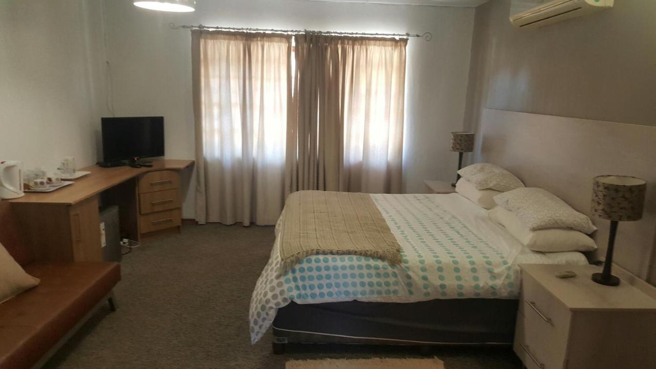 12 On Vaal Drive Guesthouse Vanderbijlpark Eksteriør billede