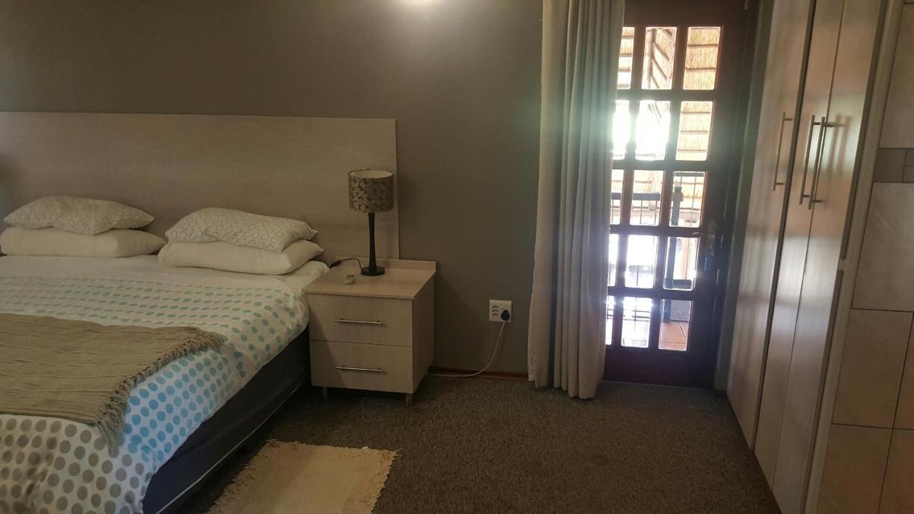 12 On Vaal Drive Guesthouse Vanderbijlpark Eksteriør billede