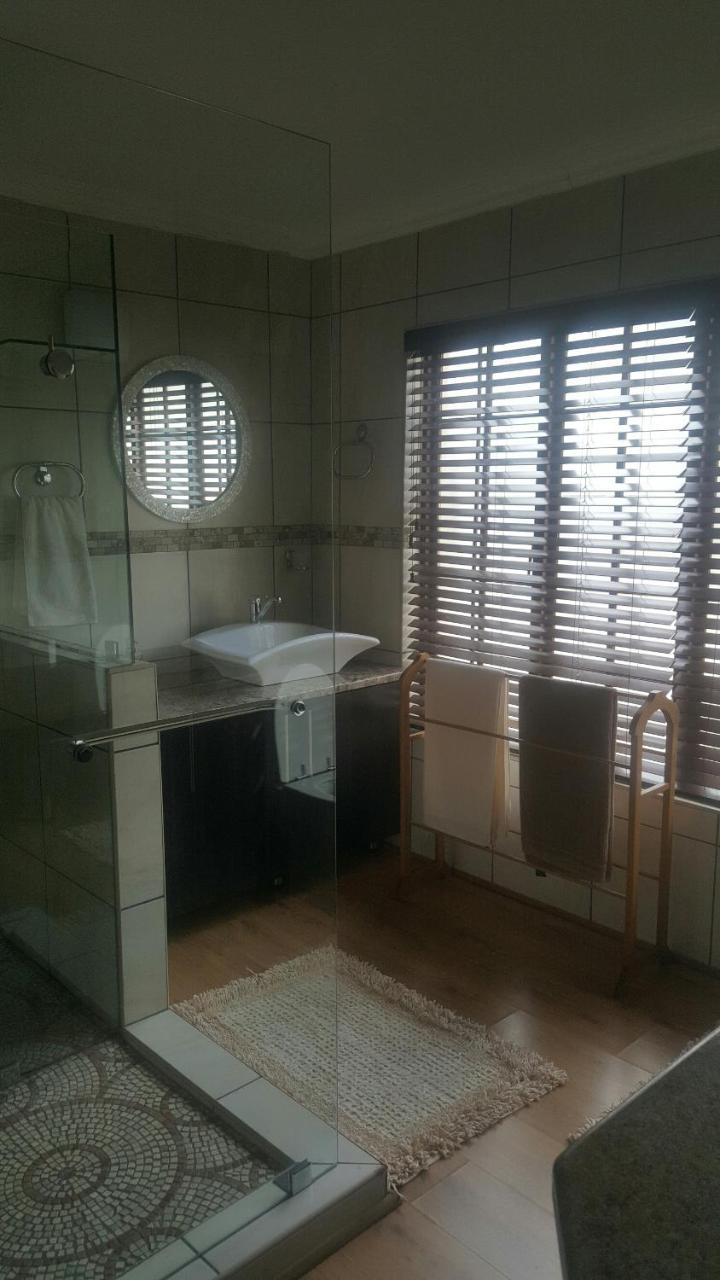 12 On Vaal Drive Guesthouse Vanderbijlpark Eksteriør billede