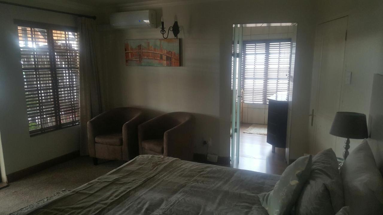 12 On Vaal Drive Guesthouse Vanderbijlpark Eksteriør billede