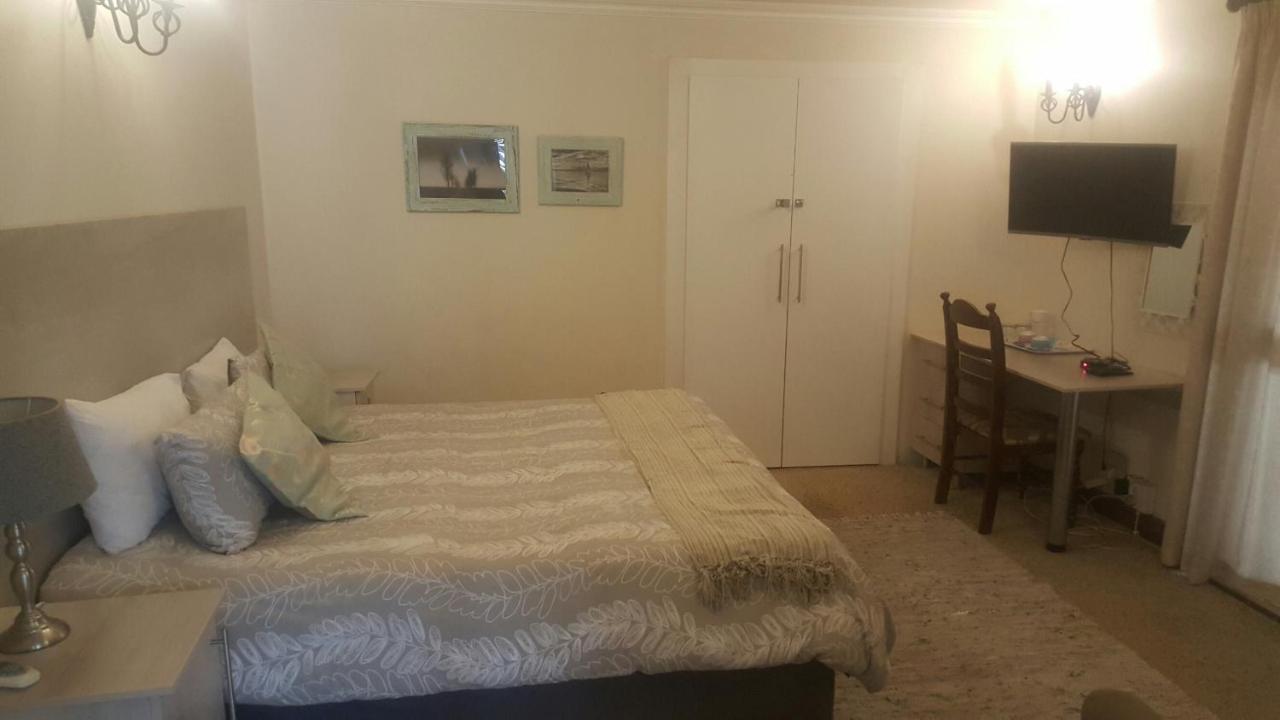12 On Vaal Drive Guesthouse Vanderbijlpark Eksteriør billede