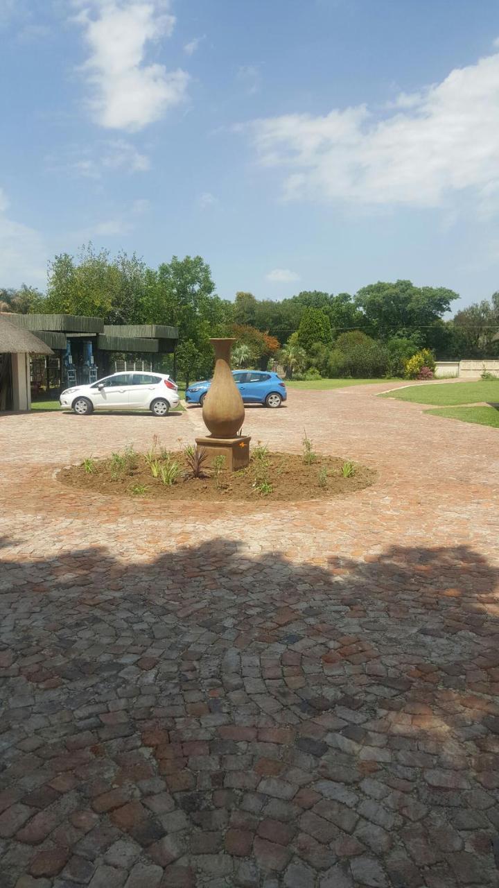 12 On Vaal Drive Guesthouse Vanderbijlpark Eksteriør billede